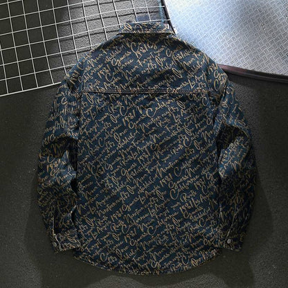 Dunkelblaues Hemd mit goldener Schrift, Rückansicht. Modisches Design, langärmlig, ideal für trendbewusste Herrenmode. Hochwertiger Stoff.