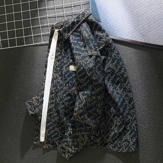 Dunkelblaues Hemd mit beigem Schriftmuster auf schwarzem Hintergrund, modisches Design, Herrenbekleidung, trendige Oberbekleidung.
