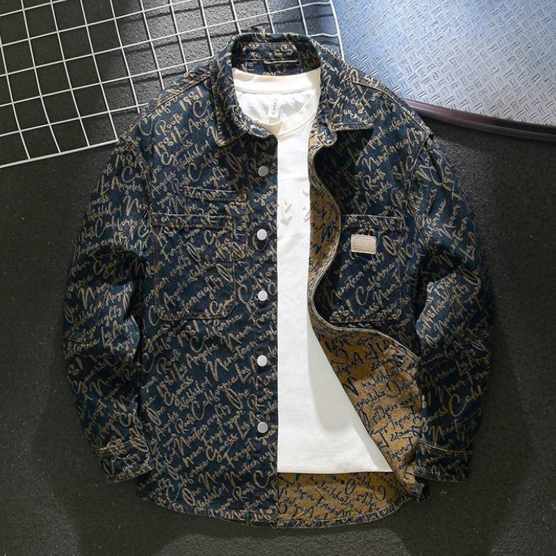 Dunkelblaue Jeansjacke mit goldener Schrift, über weißem T-Shirt auf schwarzem Hintergrund. Modische Herrenbekleidung, trendige Streetwear.