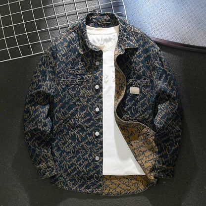 Dunkelblaue Jeansjacke mit goldener Schrift, über weißem T-Shirt auf schwarzem Hintergrund. Modische Herrenbekleidung, trendige Streetwear.