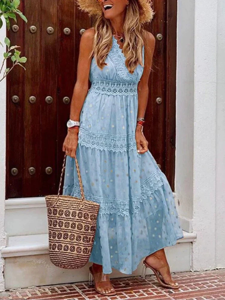Frau in blauem Sommerkleid mit Spitzenmuster, Strohhut und Korbtasche vor Holztür. Sommermode, Damenkleid, Strandoutfit.