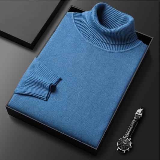 Blauer Rollkragenpullover aus Kaschmir in Geschenkbox, elegant gefaltet, neben einer stilvollen Armbanduhr. Hochwertige Modeaccessoires.