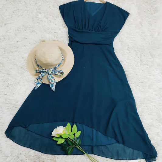 Elegantes blaues Sommerkleid mit V-Ausschnitt, kombiniert mit einem Strohhut und einer weißen Rose, auf einem flauschigen weißen Hintergrund.