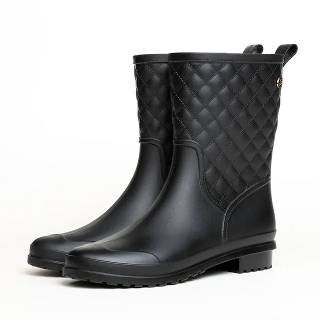 Paar karierter Damen-Regenstiefel für nasse Tage