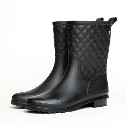 Paar karierter Damen-Regenstiefel für nasse Tage
