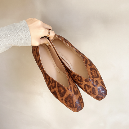 Women's flat shoes with leopard pattern and low-cut design for slipping on