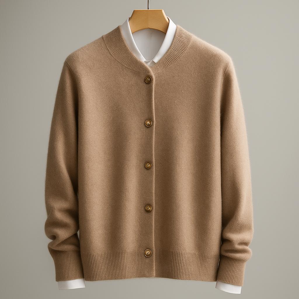 Beige Kaschmir-Cardigan mit Knopfleiste, hängend auf einem Kleiderbügel. Luxuriöse Strickmode, ideal für Herbst- und Wintergarderobe.