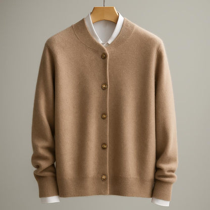 Beige Kaschmir-Cardigan mit Knopfleiste, hängend auf einem Kleiderbügel. Luxuriöse Strickmode, ideal für Herbst- und Wintergarderobe.