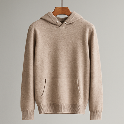 Beiger Kapuzenpullover aus Kaschmir, hängend an einem Holzkleiderbügel. Weiches Material, modisches Design, ideal für Herbst- und Wintermode.