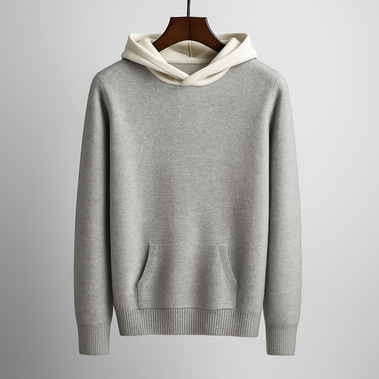 Grauer Kapuzenpullover aus Baumwolle mit Kängurutasche, auf Holzbügel hängend. Modischer Hoodie für Herren, ideal für Freizeit und Sport.