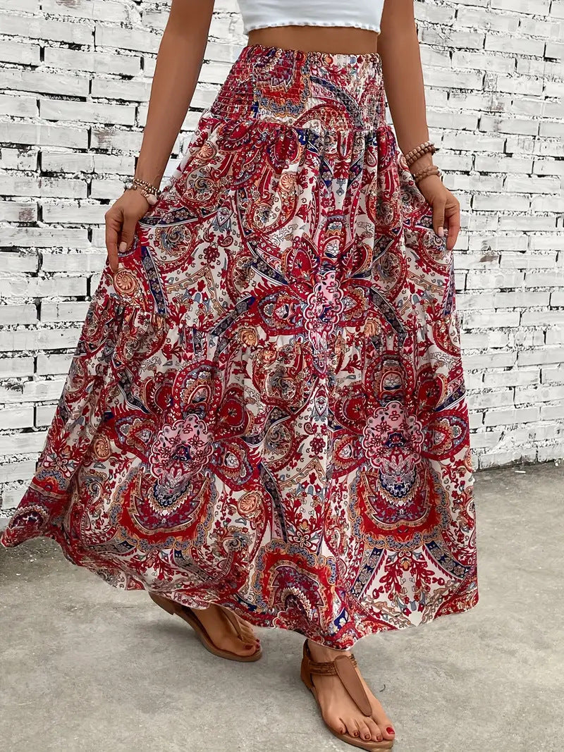 Frau in langem, geblümtem Maxirock vor weißer Ziegelwand. Boho-Stil, Sommermode, florales Muster, lässiger Look, trendiger Damenrock.