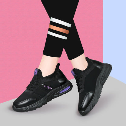 Schwarze Damen-Sneaker mit lila Akzenten, getragen von Person in schwarzer Leggings. Modische Sportschuhe, bequem und stilvoll für Alltag und Fitness.
