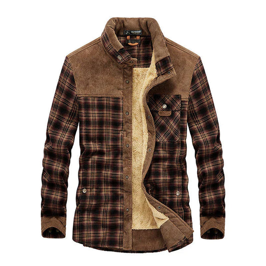 Braune Herrenjacke mit kariertem Muster, Cord-Details und Fleece-Innenfutter. Perfekt für Herbstmode und Outdoor-Aktivitäten.