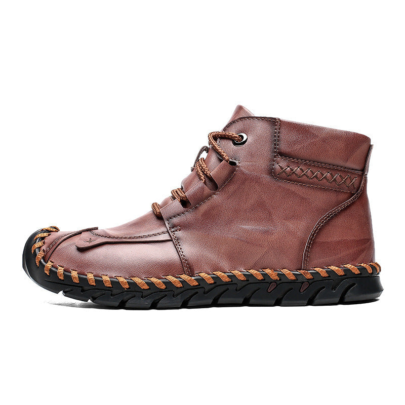 Brauner Herren-Lederstiefel mit handgenähter Sohle, seitlicher Ziernaht und Schnürung. Bequeme, rutschfeste Freizeitschuhe für den Alltag.