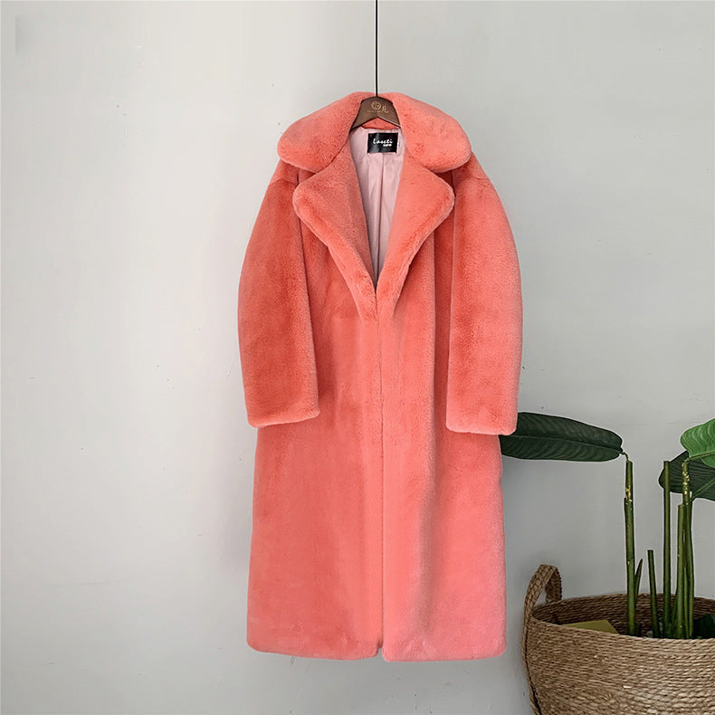 Rosa Kunstpelzmantel auf Kleiderbügel, elegantes Design, weiches Material, modische Winterbekleidung, hängend vor neutralem Hintergrund.