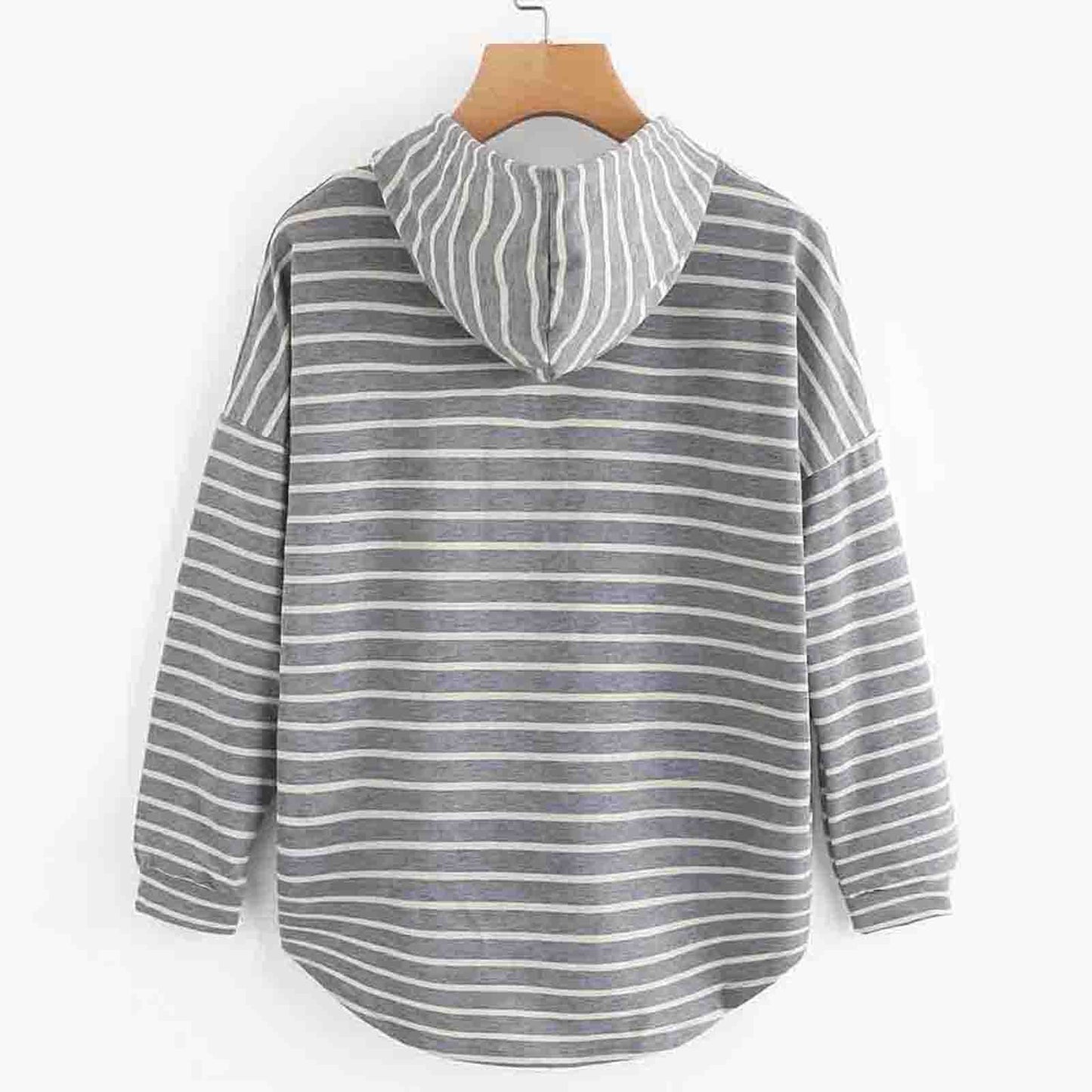 Grauer gestreifter Kapuzenpullover auf Holzkleiderbügel, Rückansicht. Modischer Hoodie für Damen, lässiger Stil, ideal für Herbstmode.