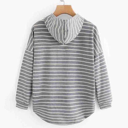 Grauer gestreifter Kapuzenpullover auf Holzkleiderbügel, Rückansicht. Modischer Hoodie für Damen, lässiger Stil, ideal für Herbstmode.