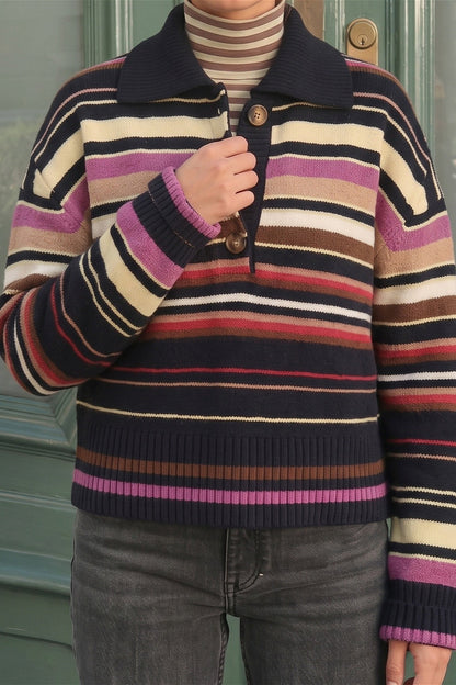 Mehrfarbiger Pullover mit gestreiftem Muster und Polokragen
