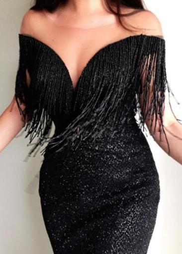 Frau in elegantem, schwarzem Abendkleid mit Pailletten und Fransen, schulterfrei, glamouröses Design, ideal für formelle Anlässe und Partys.