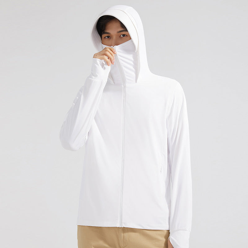 Mann in weißem Kapuzenpullover mit Gesichtsschutz, modisch und funktional, ideal für Outdoor-Aktivitäten. Minimalistisches Design, bequeme Passform.