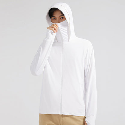 Mann in weißem Kapuzenpullover mit Gesichtsschutz, modisch und funktional, ideal für Outdoor-Aktivitäten. Minimalistisches Design, bequeme Passform.