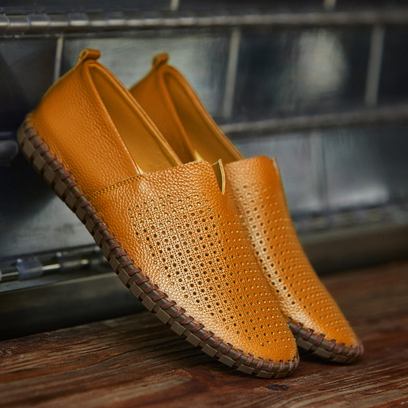 Gelbe Lederschuhe mit perforiertem Design, rutschfeste Sohle, handgefertigt, stilvoll und bequem, ideal für Freizeit und Alltag.
