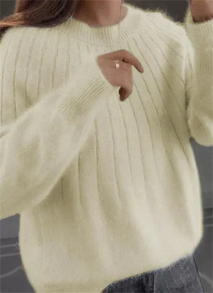 Damen Pullover aus weichem, cremefarbenem Strick mit geripptem Muster, langärmelig, ideal für Herbstmode, gemütlicher Look.