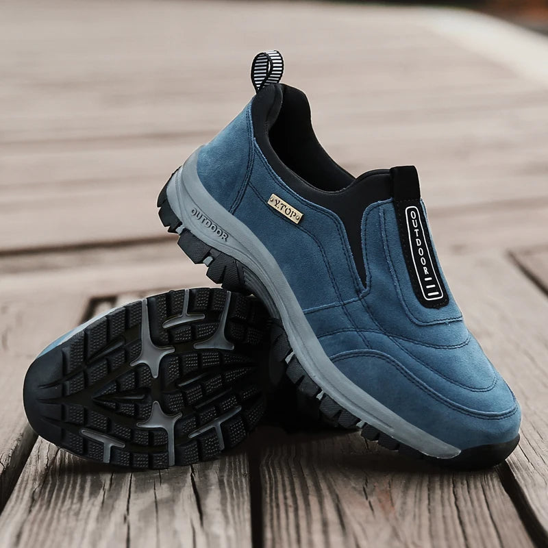 Blauer Outdoor-Sneaker mit rutschfester Sohle auf Holzuntergrund. Bequeme, wasserdichte Schuhe für Herren, ideal für Wandern und Freizeit.