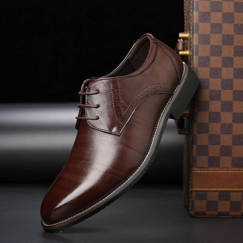 Eleganter brauner Lederschuh für Herren, geschnürt, mit feiner Naht und glänzender Oberfläche, vor einem karierten Hintergrund. Ideal für Business-Outfits.