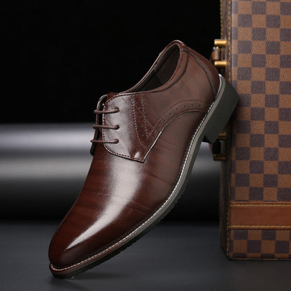 Eleganter brauner Lederschuh für Herren, geschnürt, mit feiner Naht und glänzender Oberfläche, vor einem karierten Hintergrund. Ideal für Business-Outfits.