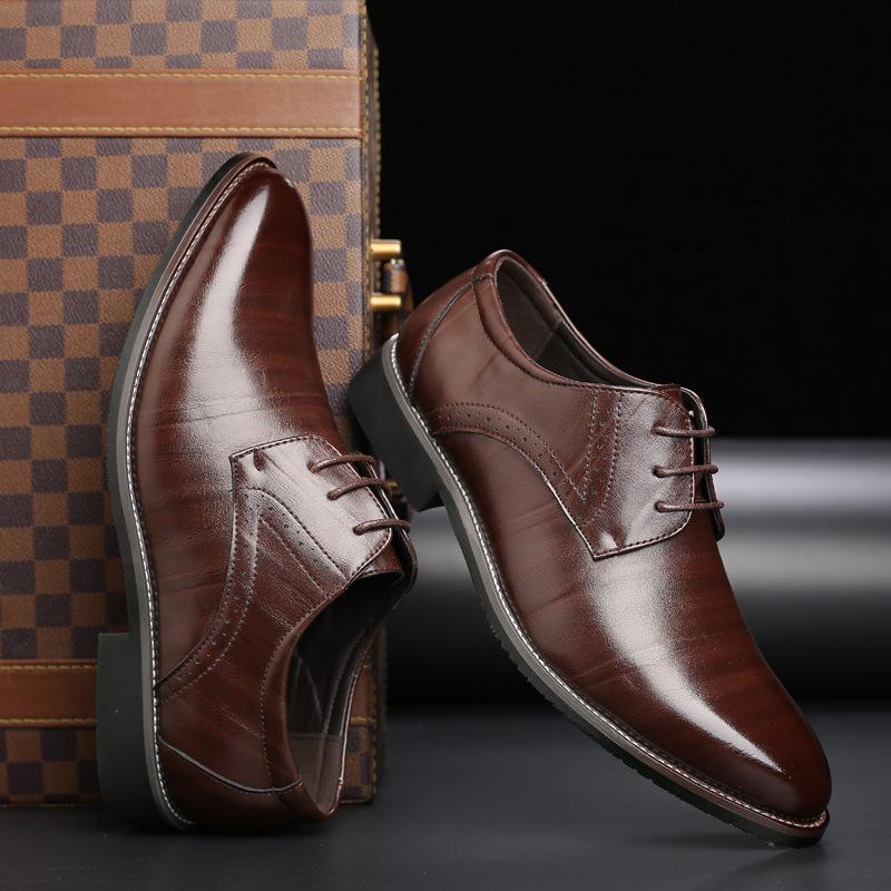 Braune Herren-Lederschnürschuhe vor kariertem Hintergrund, elegantes Design, ideal für Business und formelle Anlässe. Hochwertige Verarbeitung.