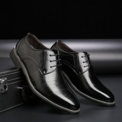Schwarze Herren-Lederschnürschuhe auf schwarzem Hintergrund, elegant und glänzend, ideal für formelle Anlässe. Hochwertige Business-Schuhe.