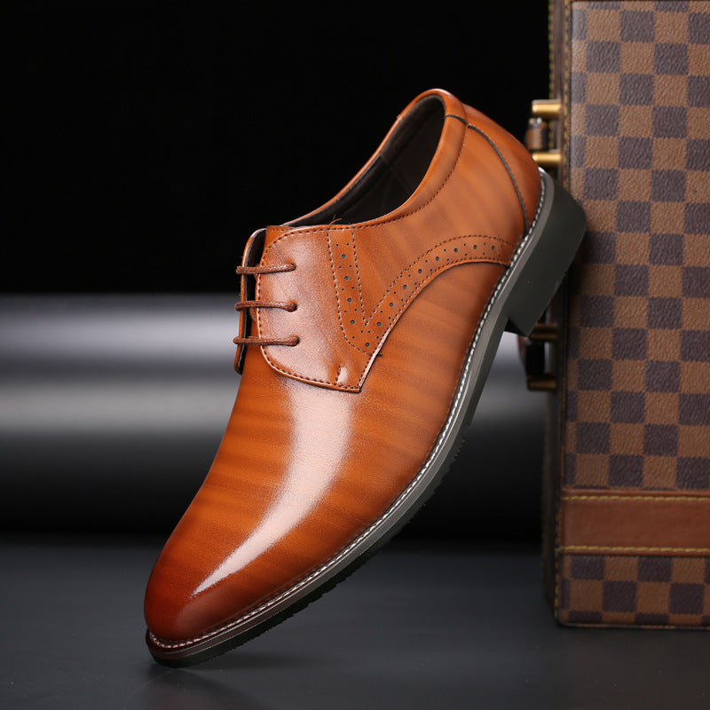 Eleganter brauner Lederschuh für Herren mit Schnürung, glänzendem Finish und dekorativen Nähten, neben einem karierten Koffer auf schwarzem Hintergrund.