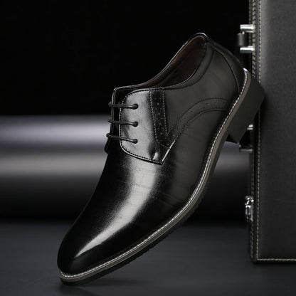 Schwarzer Herren-Lederschnürschuh vor einem eleganten Hintergrund, ideal für formelle Anlässe. Hochwertige Verarbeitung, klassisches Design.