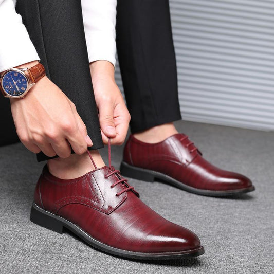 Herren binden elegante, rote Lederschuhe; Business-Look, klassische Herrenschuhe, Modeaccessoire, stilvolle Schnürschuhe, formelle Kleidung.