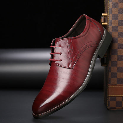 Eleganter roter Lederschuh für Herren, glänzend poliert, mit Schnürung, ideal für formelle Anlässe. Hochwertige Verarbeitung, stilvolles Design.