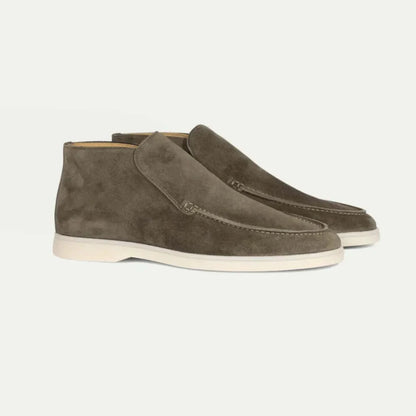 Braune Wildleder-Stiefeletten für Herren mit weißer Sohle, elegantes Design, ideal für Freizeit und Business, hochwertige Verarbeitung.
