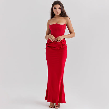 Frau in elegantem, schulterfreiem roten Abendkleid, bodenlang, mit drapiertem Design. Perfekt für formelle Anlässe und Abendveranstaltungen.