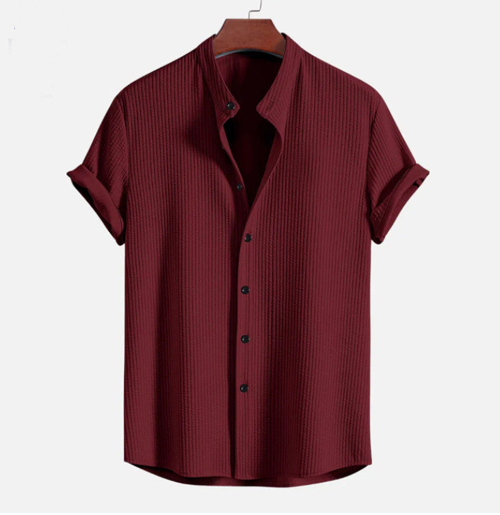 Bordeauxfarbenes Herrenhemd mit kurzen Ärmeln, Knopfleiste und modernem Design. Perfekt für stilvolle Freizeit- und Business-Outfits.