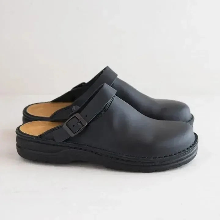 Schwarze Leder-Clogs mit verstellbarem Riemen, ergonomisches Design, rutschfeste Sohle, ideal für Komfort und Stil, Unisex-Schuhe.