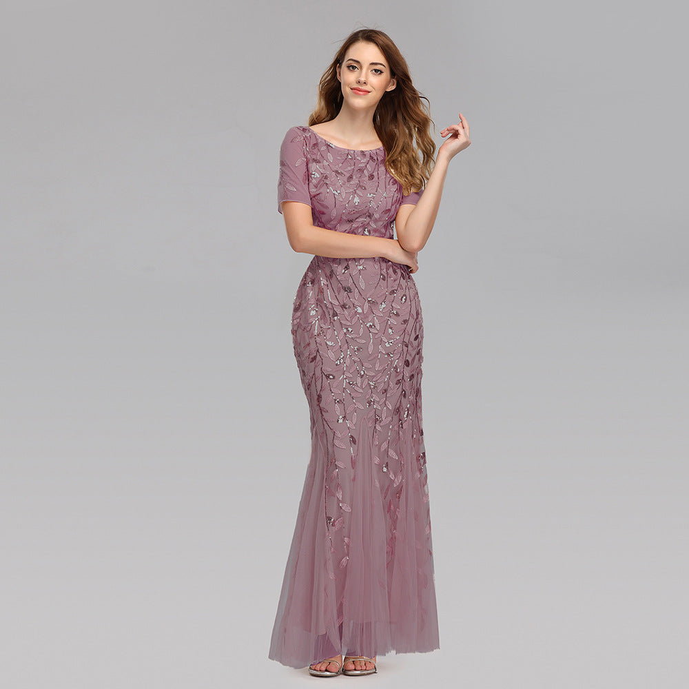 Elegantes Abendkleid in Flieder mit floralen Stickereien, bodenlang und kurzärmelig, ideal für formelle Anlässe und Hochzeiten.