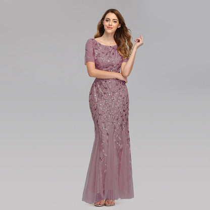 Elegantes Abendkleid in Flieder mit floralen Stickereien, bodenlang und kurzärmelig, ideal für formelle Anlässe und Hochzeiten.