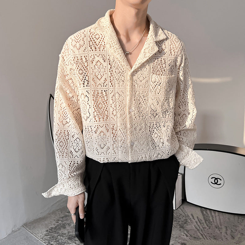 Mann trägt stilvolles, weißes Häkelhemd mit geometrischem Muster, kombiniert mit schwarzer Hose. Elegante Mode, trendiges Design, lässiger Look.