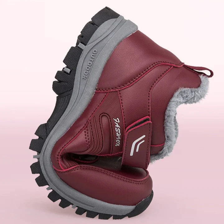 Roter Kinder-Winterstiefel mit grauem Kunstfellfutter, rutschfester Sohle und Outdoor-Design, ideal für kalte Wetterbedingungen.