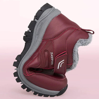 Roter Kinder-Winterstiefel mit grauem Kunstfellfutter, rutschfester Sohle und Outdoor-Design, ideal für kalte Wetterbedingungen.
