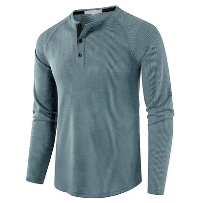 Langarm-Henley-Shirt für Herren in Blau, mit Knopfleiste und geripptem Stoff. Ideal für Freizeitmode und Herbstbekleidung.
