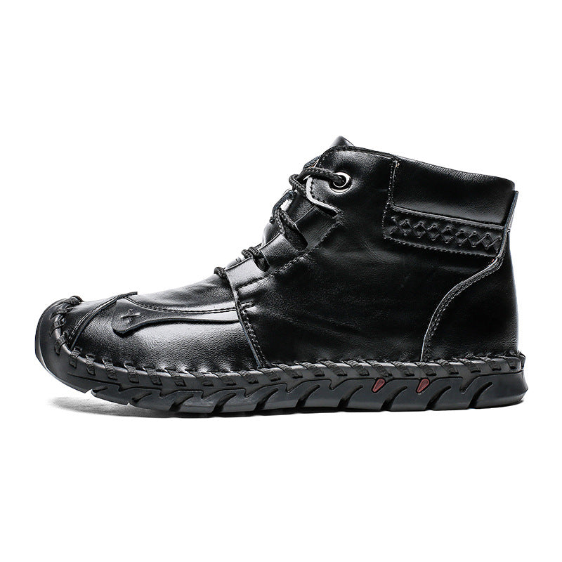 Schwarzer Herren-Lederstiefel mit Schnürung, robuster Sohle und handgenähten Details. Modischer, bequemer Schuh für Outdoor-Aktivitäten.