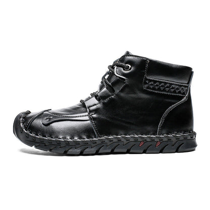 Schwarzer Herren-Lederstiefel mit Schnürung, robuster Sohle und handgenähten Details. Modischer, bequemer Schuh für Outdoor-Aktivitäten.