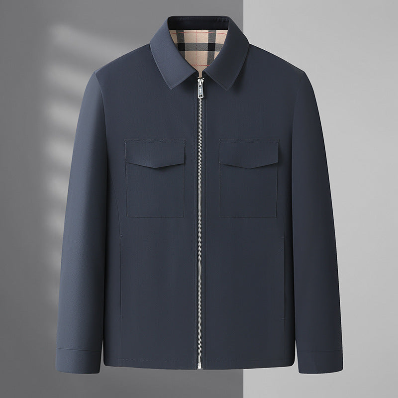 Dunkelblaue Herrenjacke mit Reißverschluss, zwei Brusttaschen und kariertem Innenfutter. Stilvolle Übergangsjacke für Herbst und Frühling.