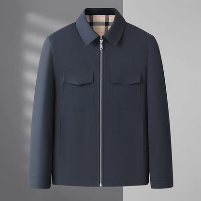 Dunkelblaue Herrenjacke mit Reißverschluss, zwei Brusttaschen und kariertem Innenfutter. Stilvolle Übergangsjacke für Herbst und Frühling.